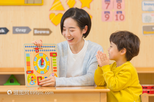 玩具里的童年世界 幼兒園老師與男孩的學前教育互動